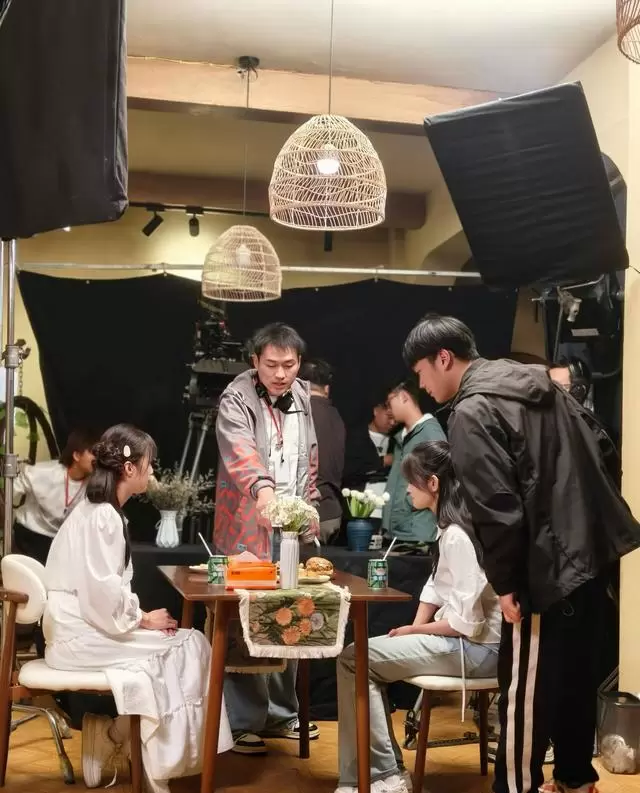 电影《我们好像在哪见过》定档6月12日，以多重类型融合叩击毕业季情绪共振 情报图